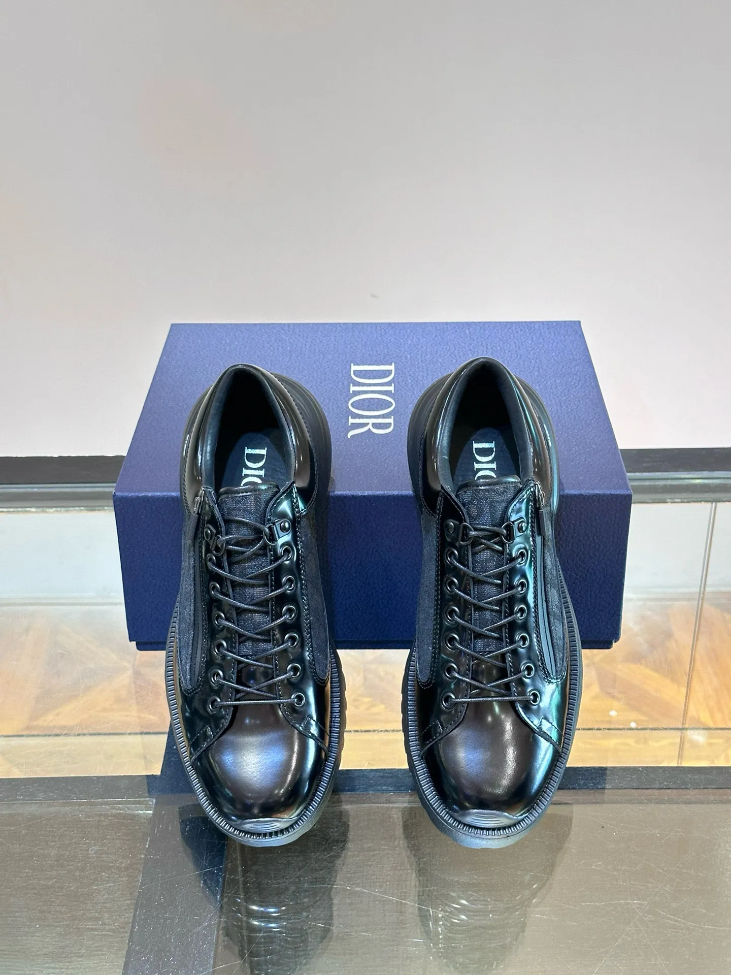 Ex-factory price: 540💰Dior Combat Dior Men's Loafers This Dior Combat loafer presents a mixed style that combines fashionable design with sporty elements. The upper is crafted from black polished calfskin leather and finished with Dior's signature saddle strap. Paired with lightweight soles, it combines a variety of elements to highlight the charm of high-end customization. Brand logo on the side adds style. Mixed style eva outsole engraved with brand pattern Size: 39-44 (customized at 38.45)